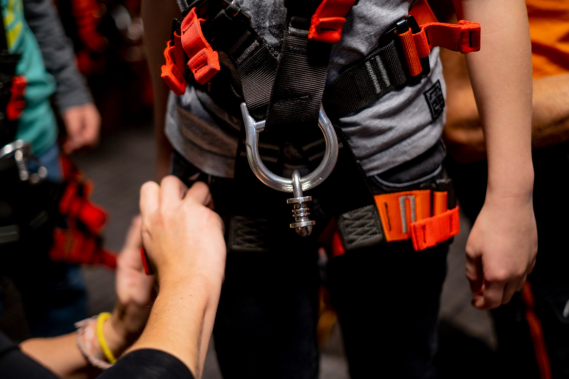 Bei der Sicherheitseinweisung gibts die Klettergurte