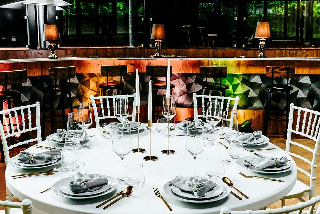 Auswahl der Bestuhlung und Inspiration für die Tischdekoration im Theos