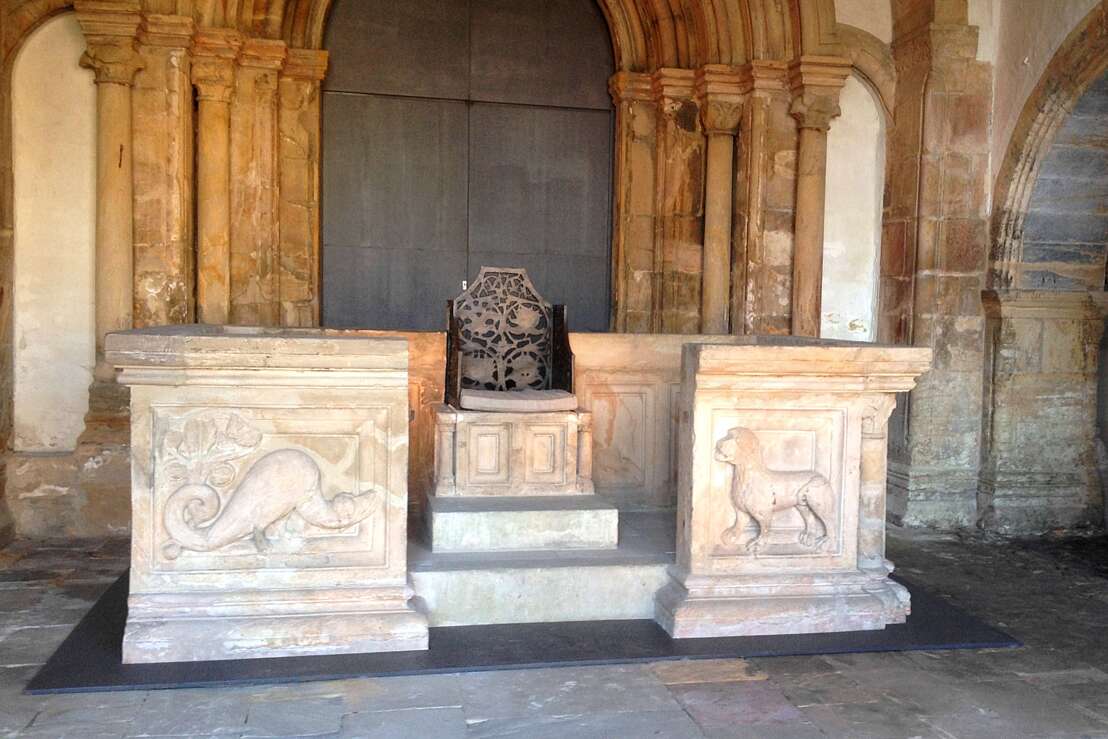 Kaiserstuhl in der Vorhalle der Pfalzstiftskiche