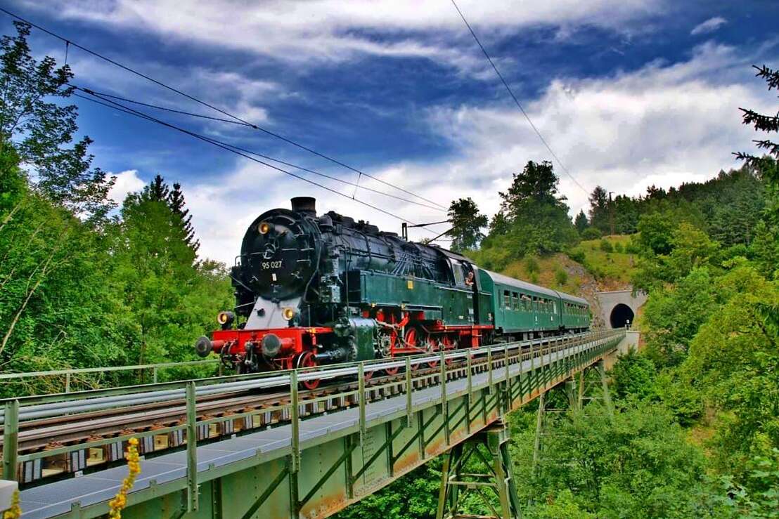 Dampflok 95 027 auf dem Viadukt