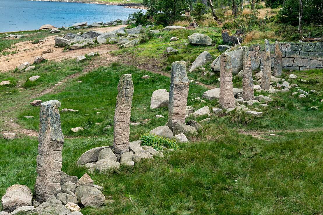 Granitobelisken bei Niedrigwasser