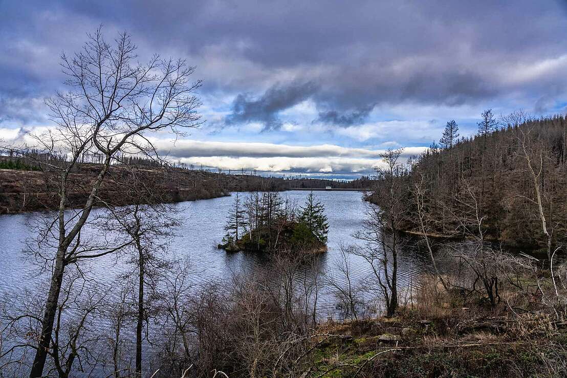 Zillierbachtalsperre unter wolkigem Himmel