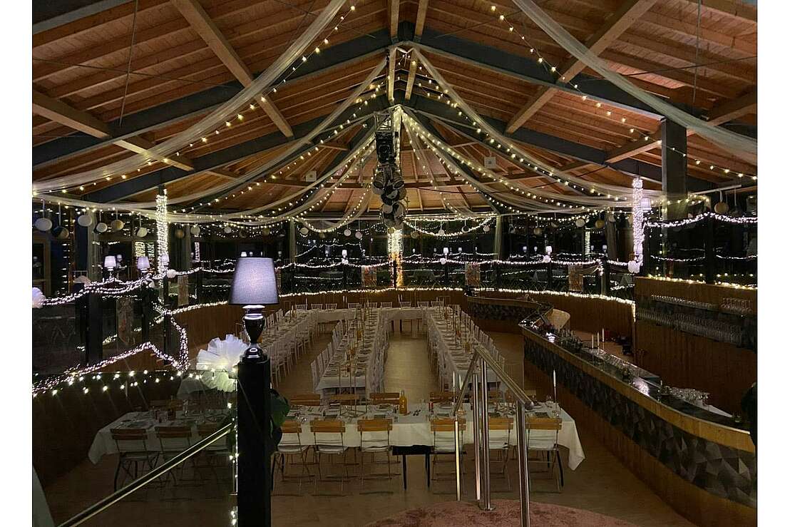 Theos Eventsaal mit Bestuhlung und Deko