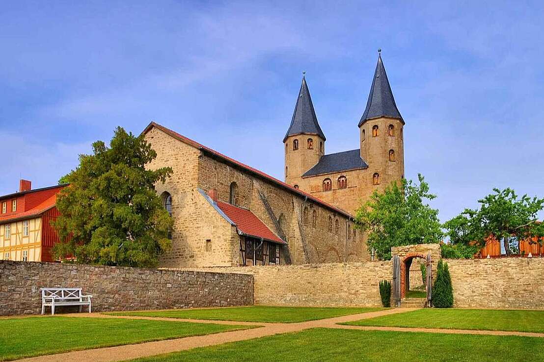 Klosterkirche mit einem der ehemaligen Gärten der Äbtissinnen