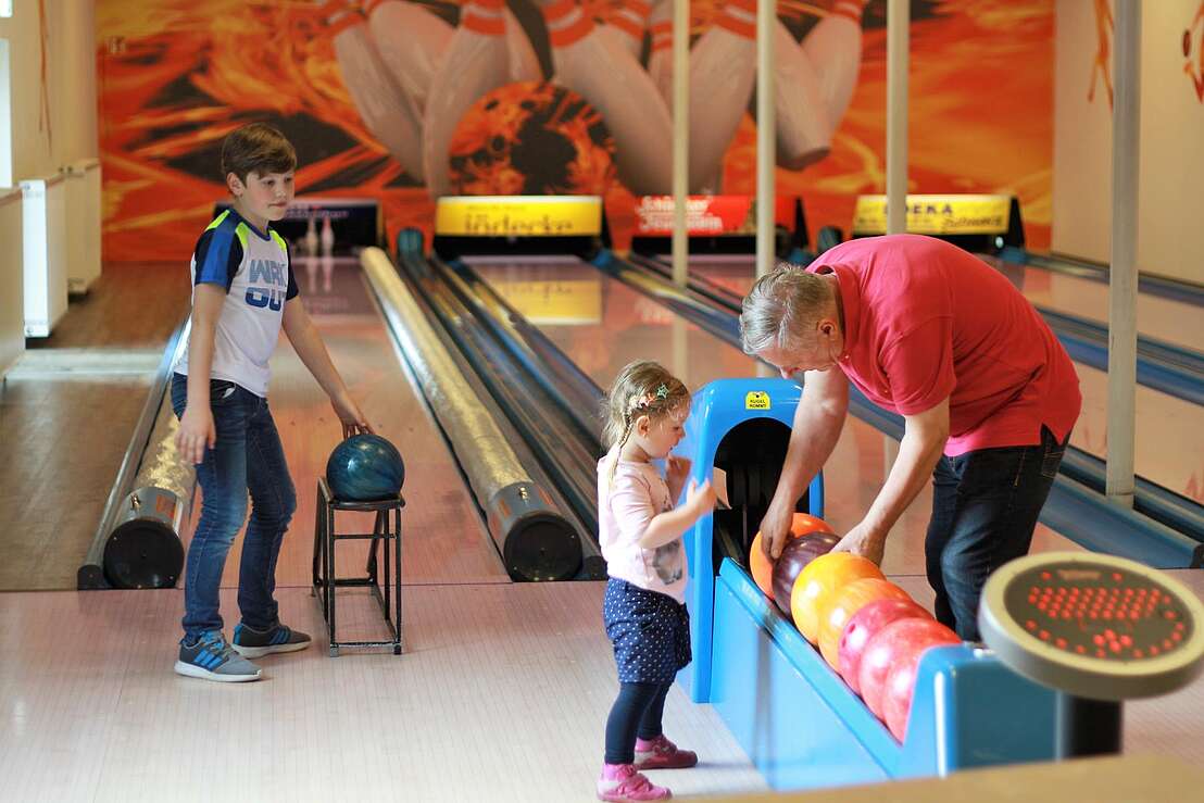 Kinder mit Opa