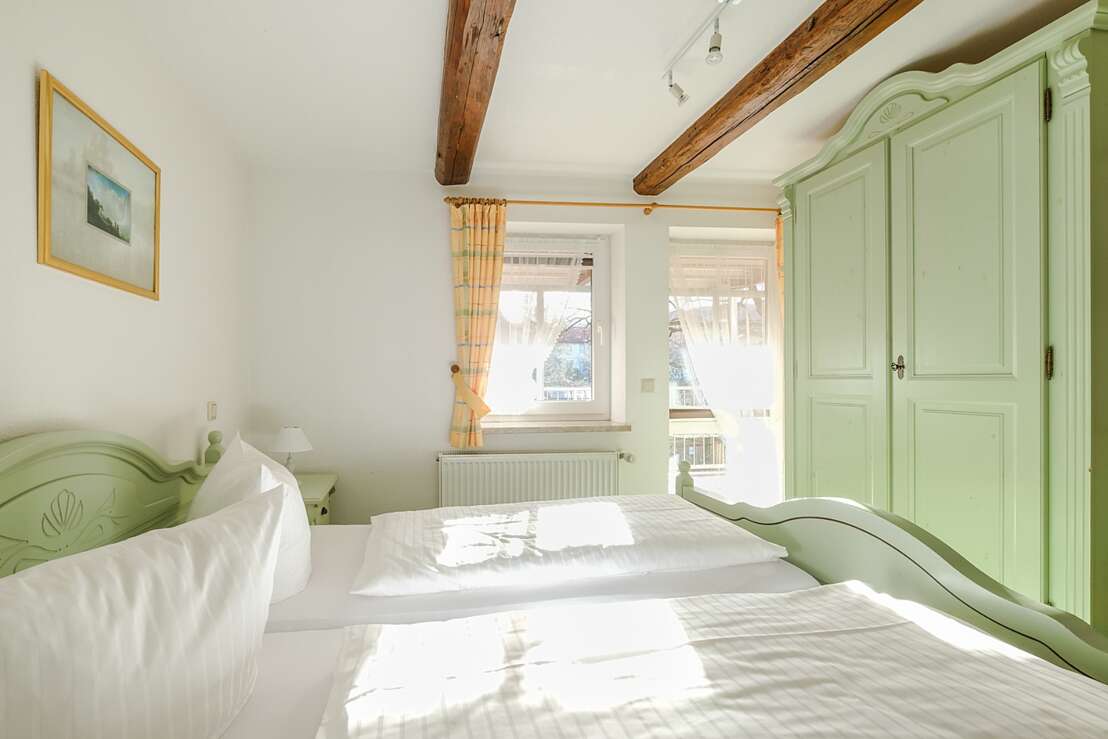 Schlafzimmer Wohnung 3 mit Blick zum Balkon