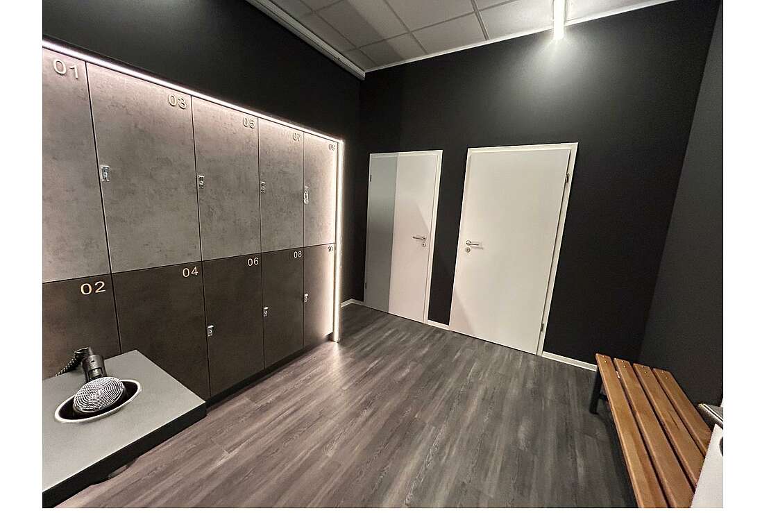 Umkleide mit Dusche und WC