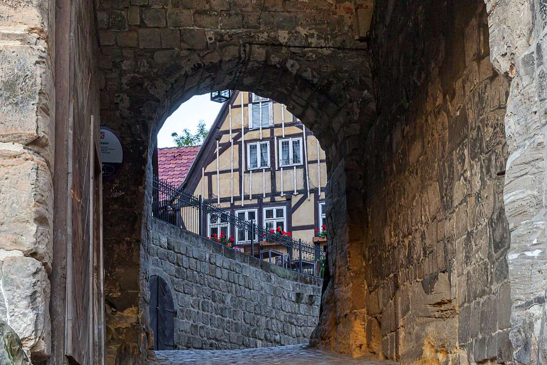 Blick durch den Torbogen am Schloss