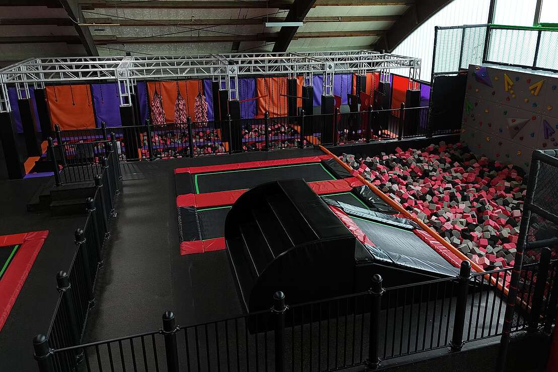 Jump Arena mit Ninja Warrior Bereich