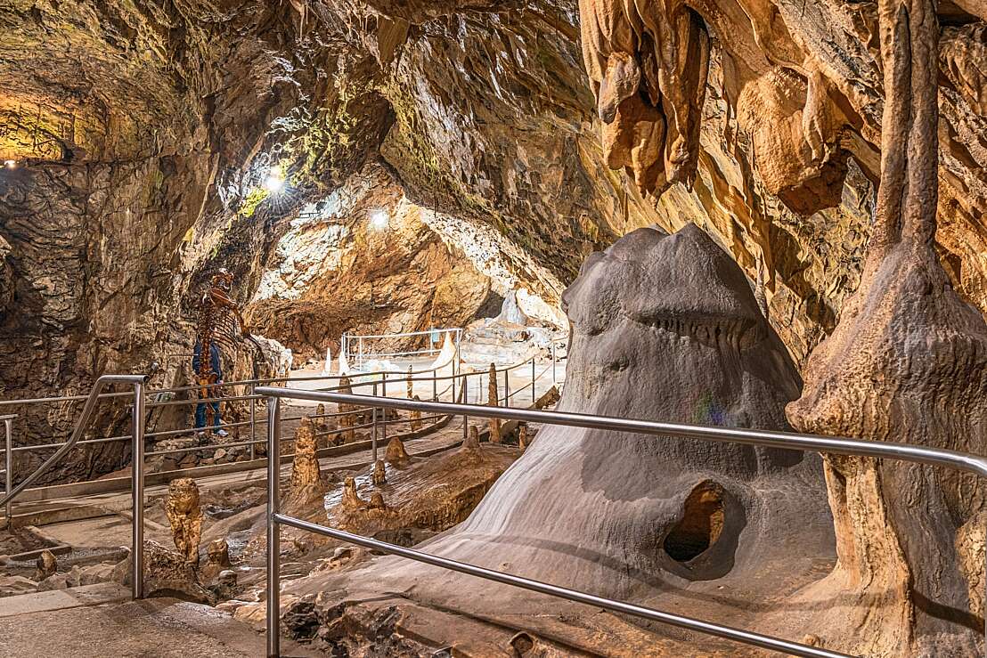 Gang durch die Hermannshöhle.