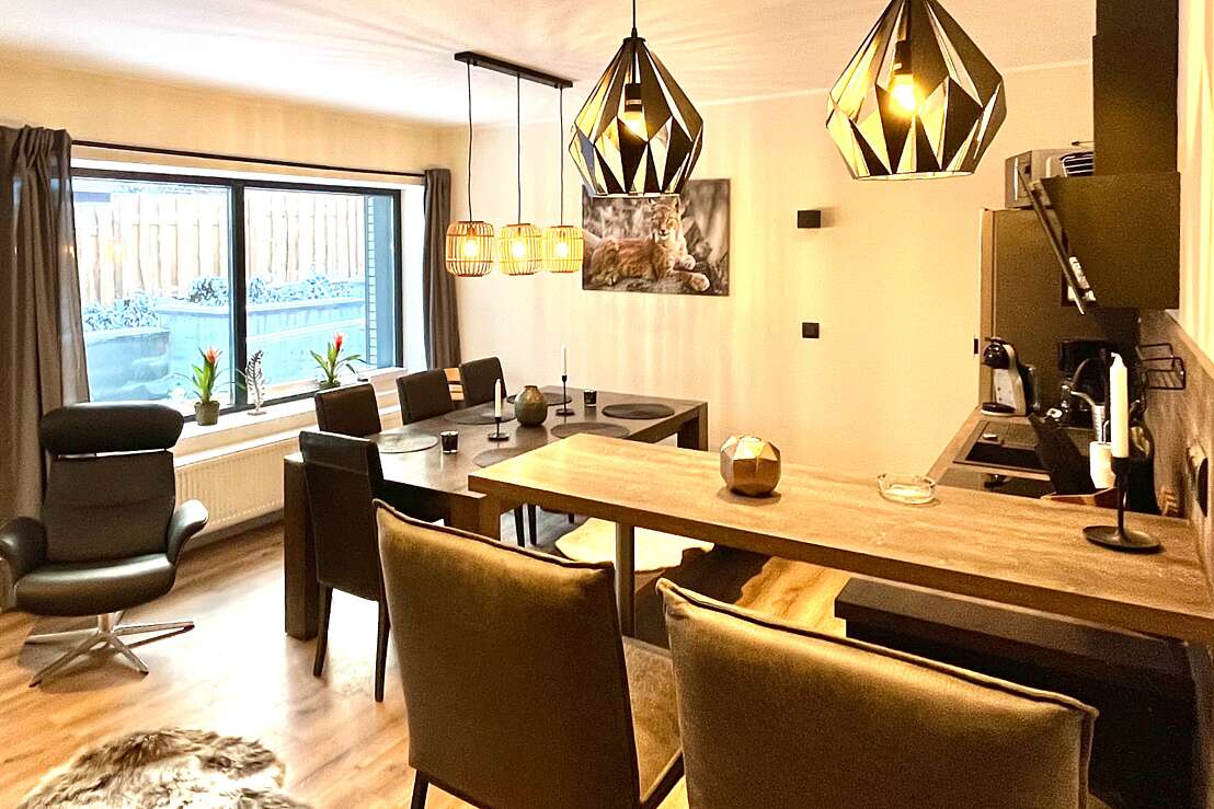 App 5 - Wohnküche mit großem Esstisch