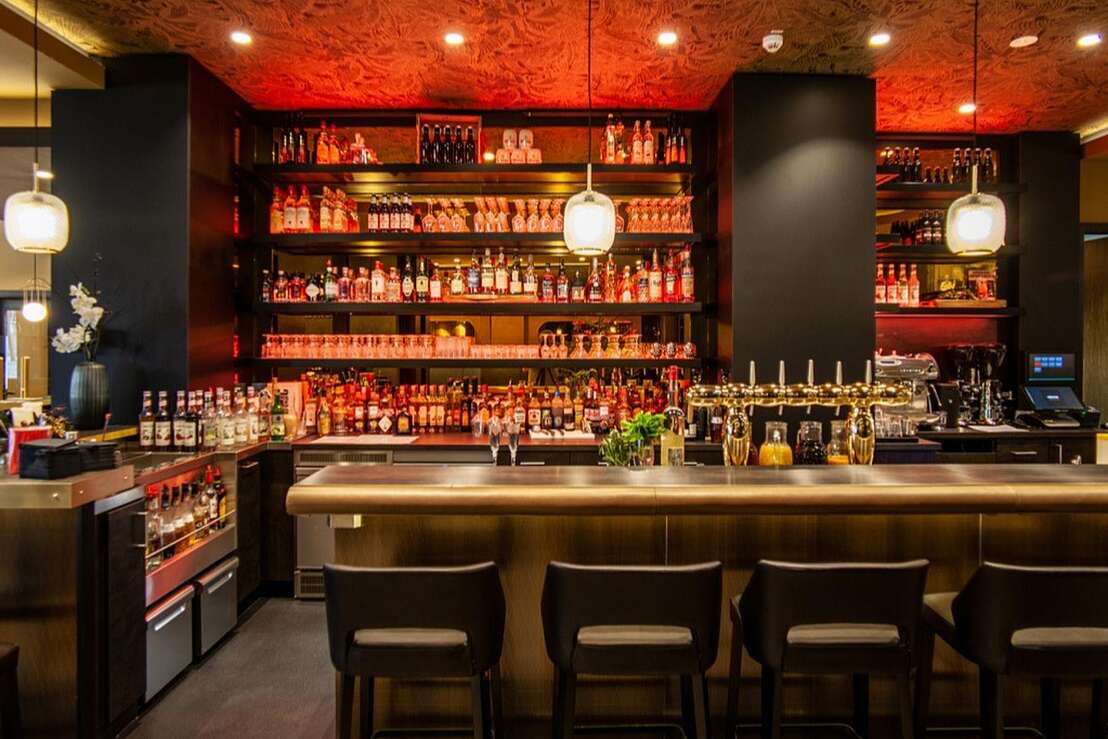 Restaurant Charlie`s Bar