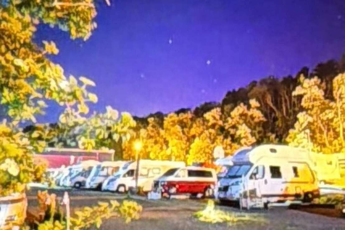 Wohnmobil bei Nacht