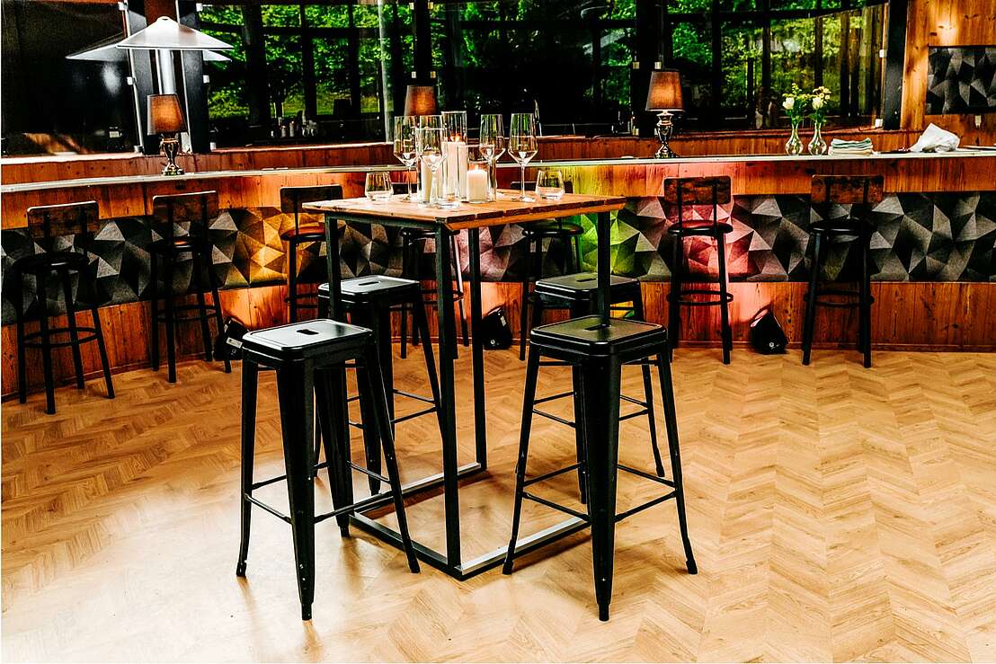 Stehtisch mit Dekoration im Eventsaal