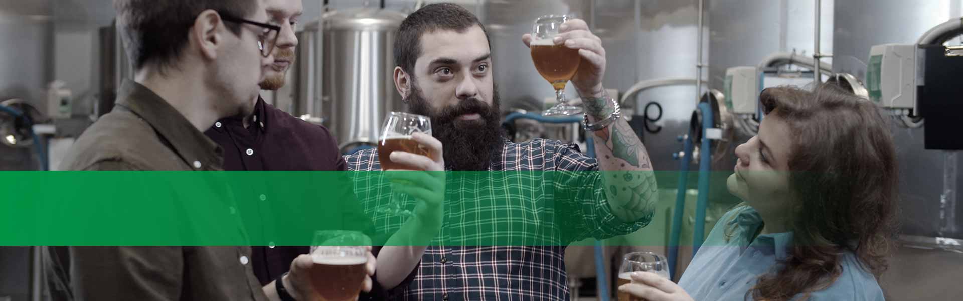 Kategorie Führungen & Tastings - Personen bei einer Bier-Verkostung