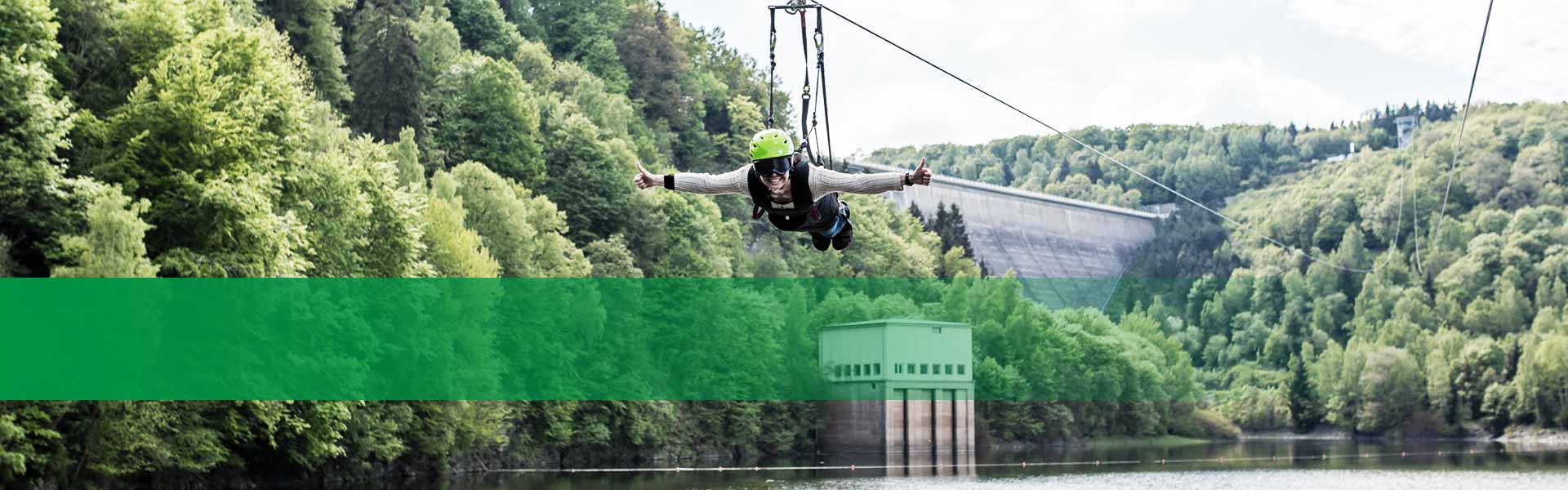 Kategorie Harzer Highlights - Jemand hängt an der Zipline über der Rappbodetalsperre