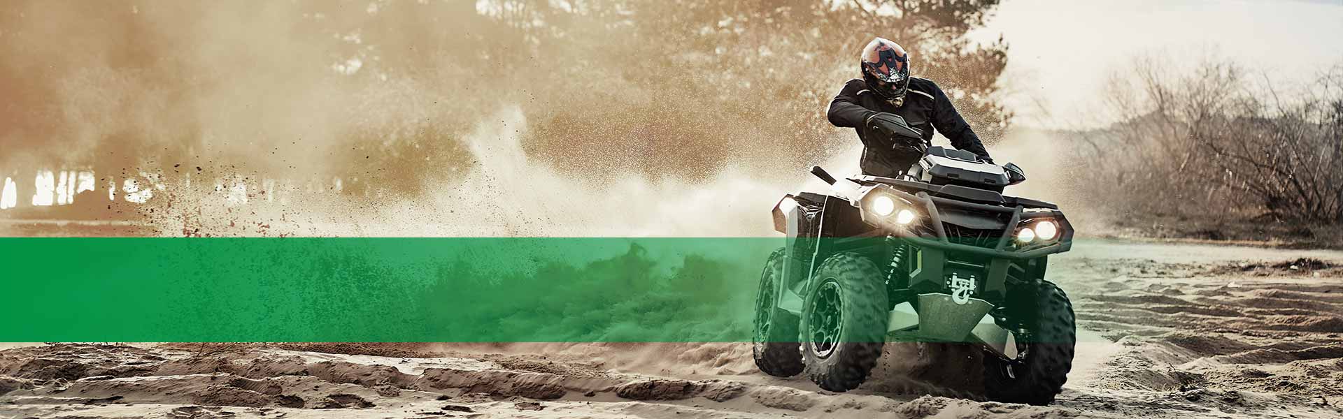 Kategorie Attraktionen Leihen & Mieten - Jemand driftet auf einem Quad durch den Sand