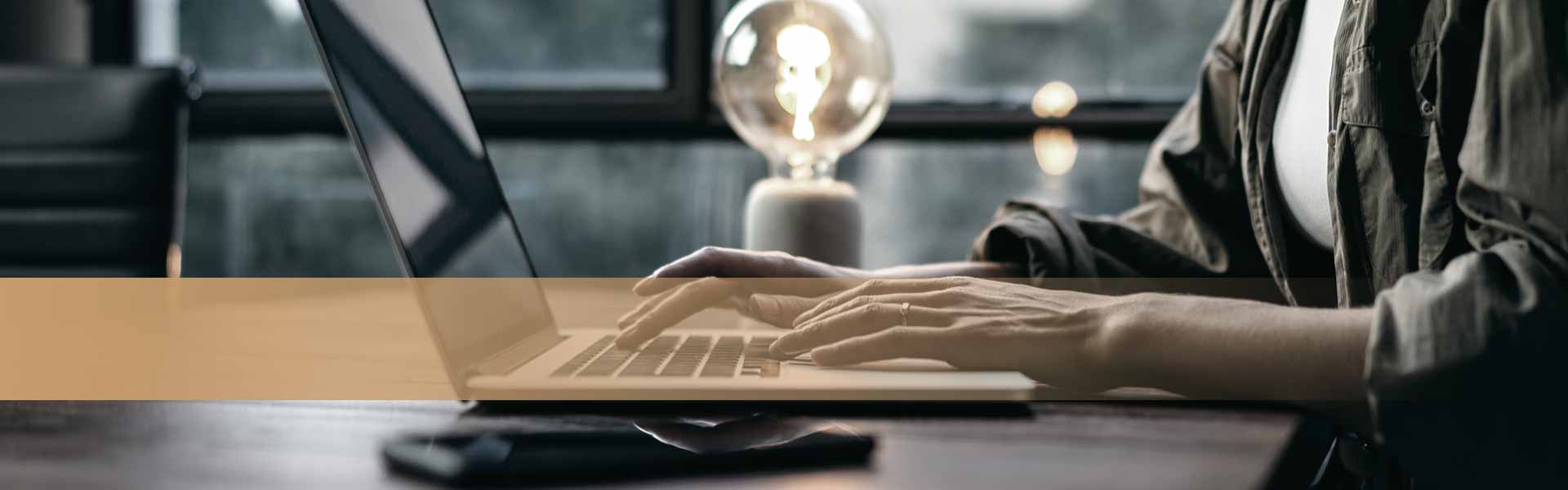 Kategorie Blog - Hände tippen auf einem Notebook