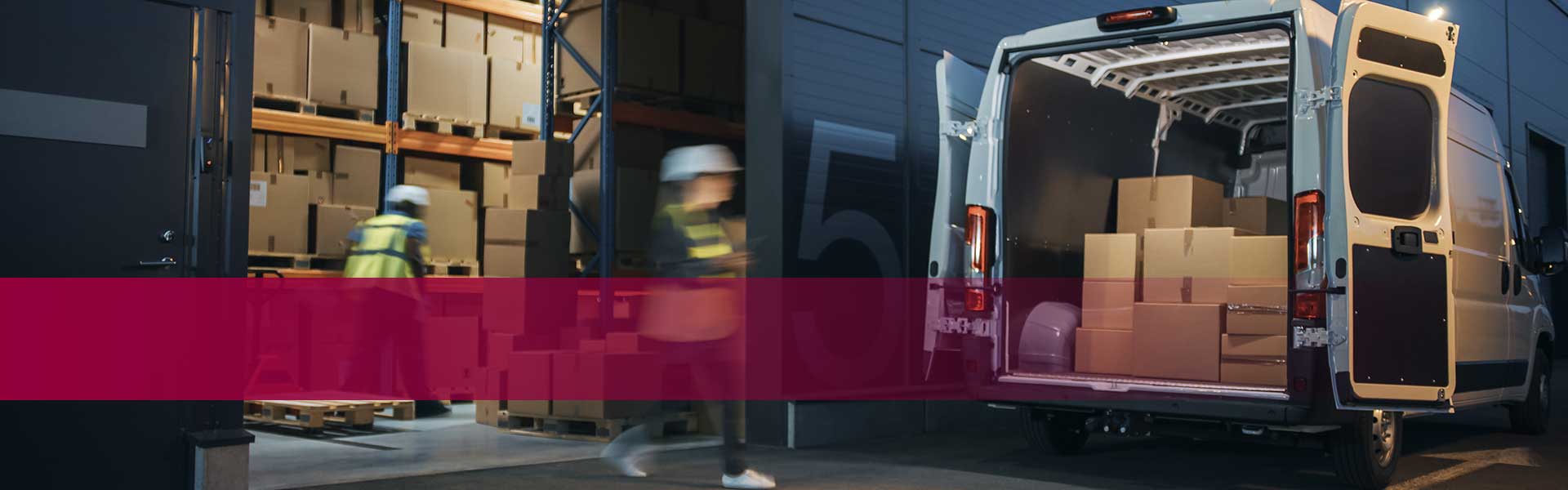 Kategorie Dienstleistung Transport - Pakete werden in Transporter geladen