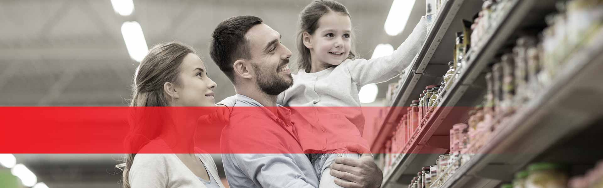 Kategorie Einkaufen - Familie vor einem Supermarktregal