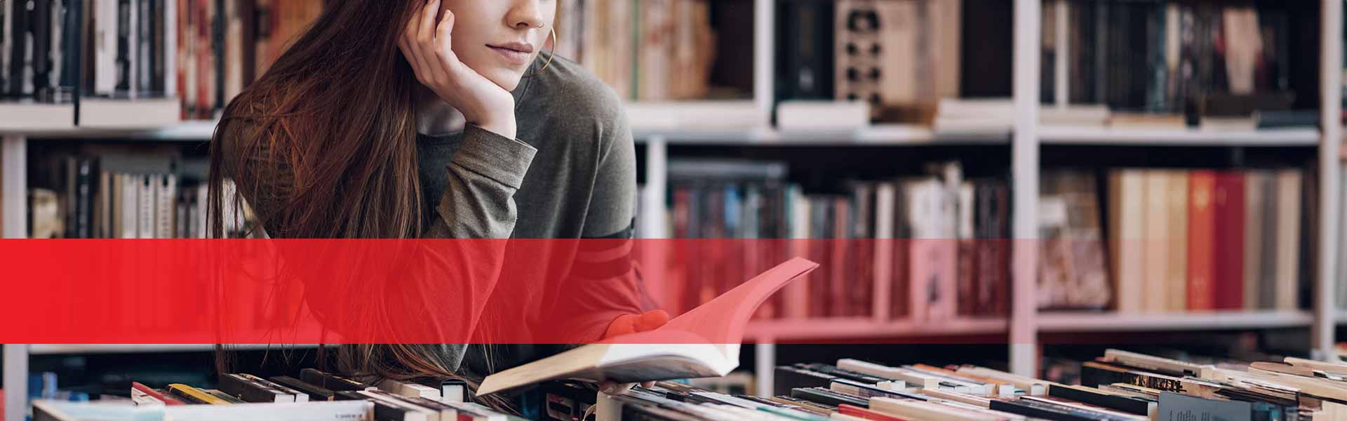 Kategorie Bücher & Medien - Junge Frau stöbert in einer Buchhandlung