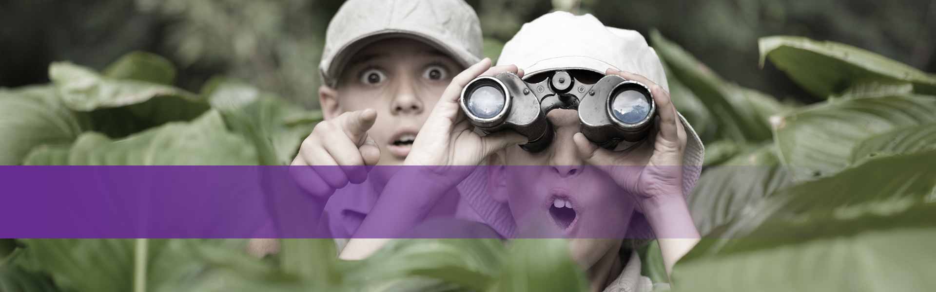 Kategorie Erkunden - Zwei kindliche Entdecker mit einem Fernglas