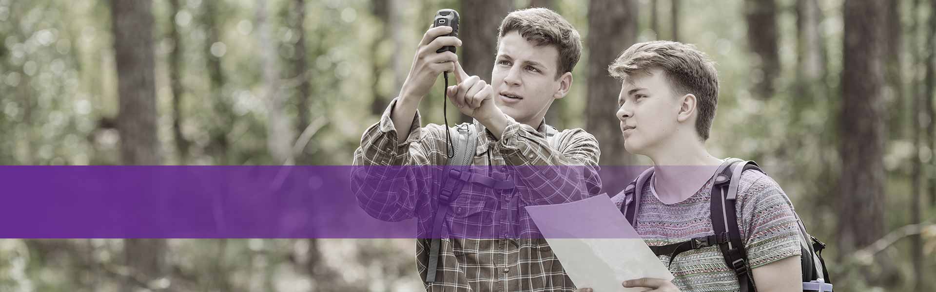 Kategorie Erkunden Geocaching - Zwei Jungen betrachten einen GPS-Empfänger