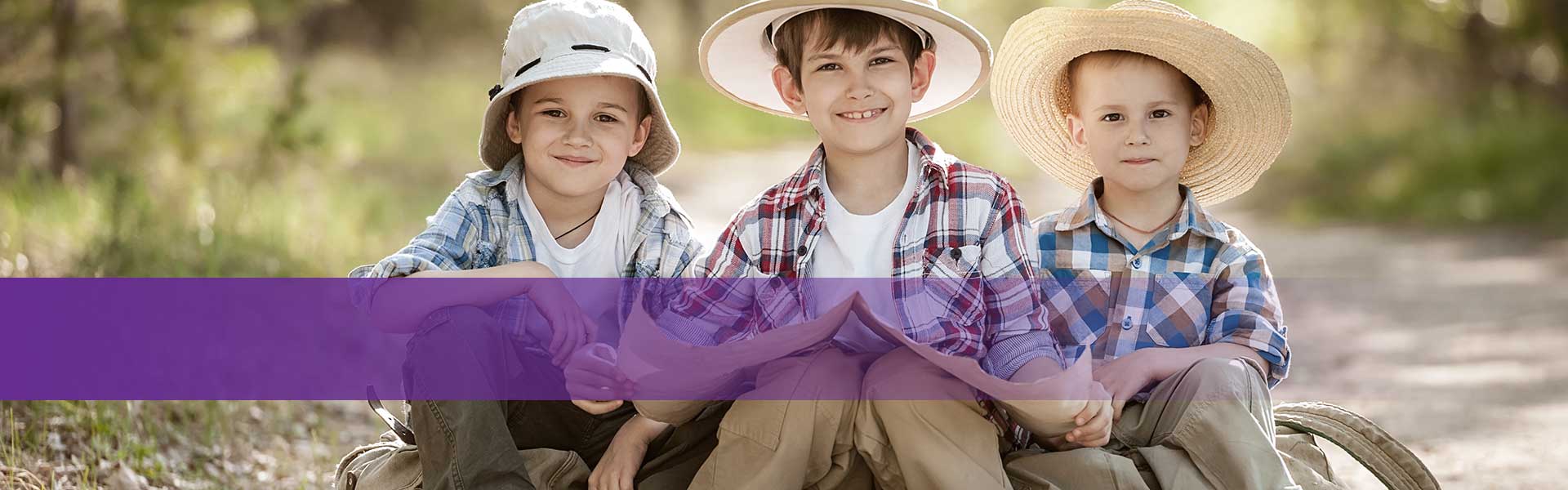 Kategorie Erkunden Kinder-Wandernadel - Drei Kids halten eine Wanderkarte