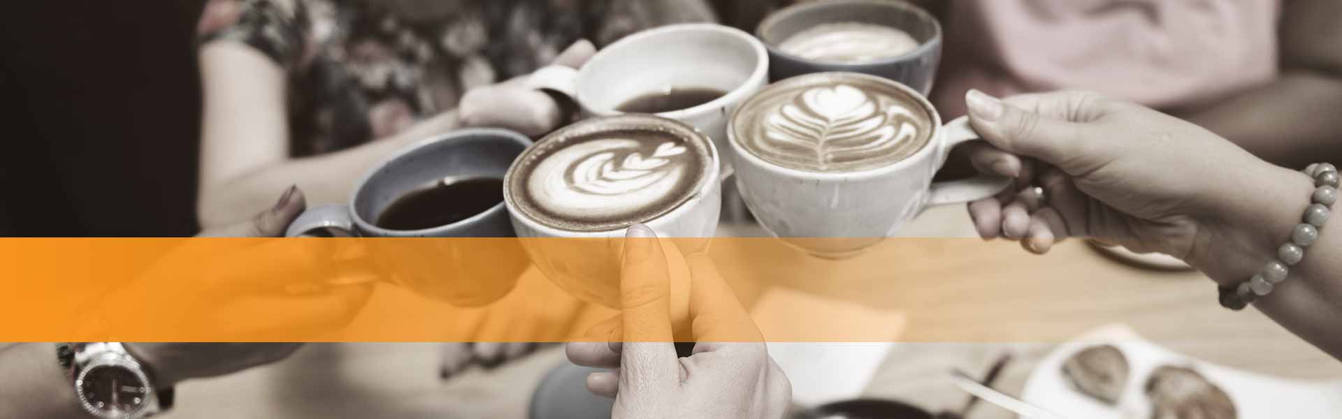Kategorie Gastronomie Cafés - Freundinnen stoßen mit Kaffeetassen an