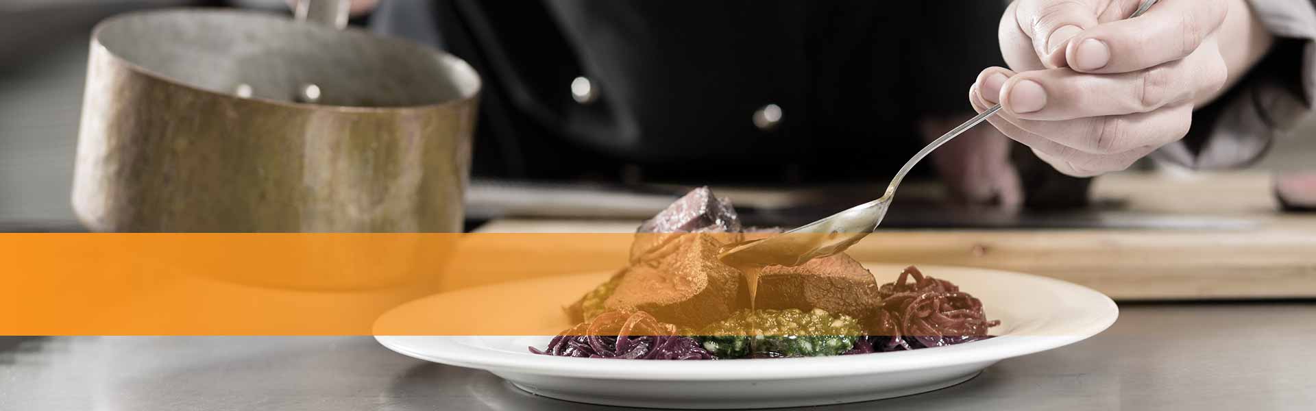 Kategorie Gastronomie Restaurants - Koch legt Speisen auf einen Teller