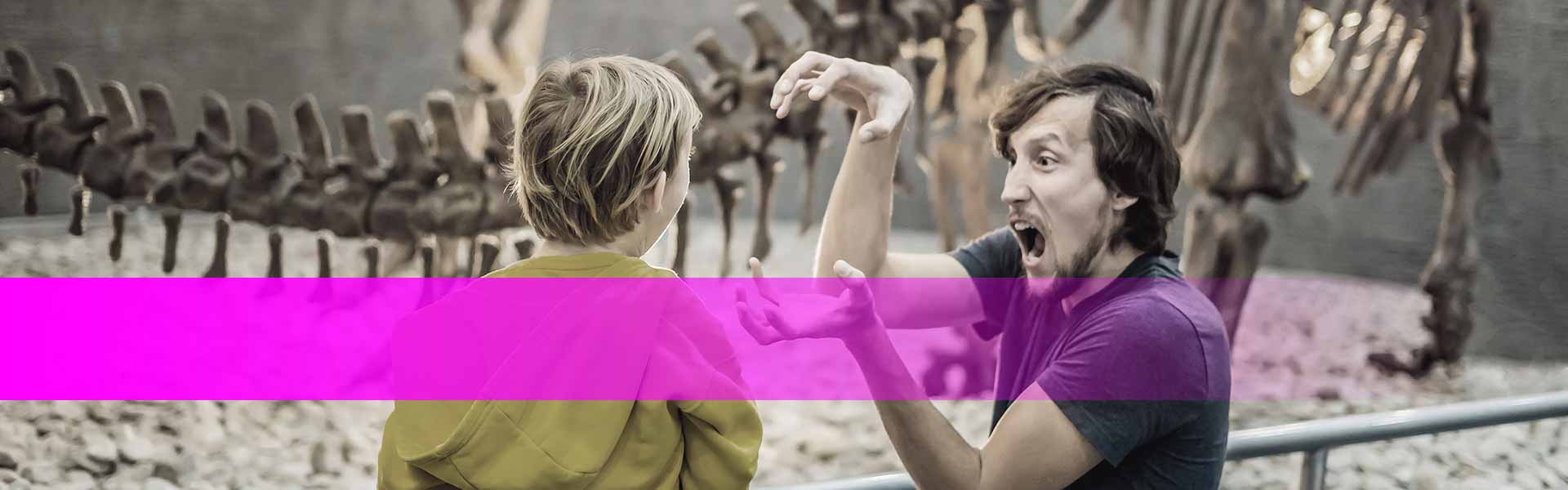 Kategorie Kultur Museen & Ausstellungsräume - Vater und Sohn vor Dinosaurierskelett