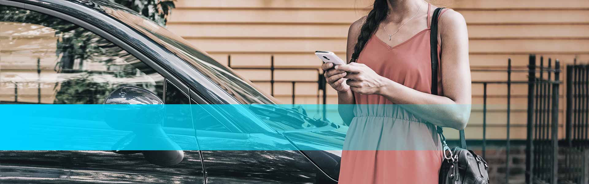 Kategorie Service E-Car Sharing - Frau mit Handy vor einem PKW