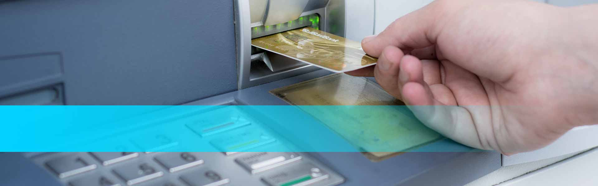 Kategorie Service Geldautomaten - Eine Karte wird in eine ATM gesteckt