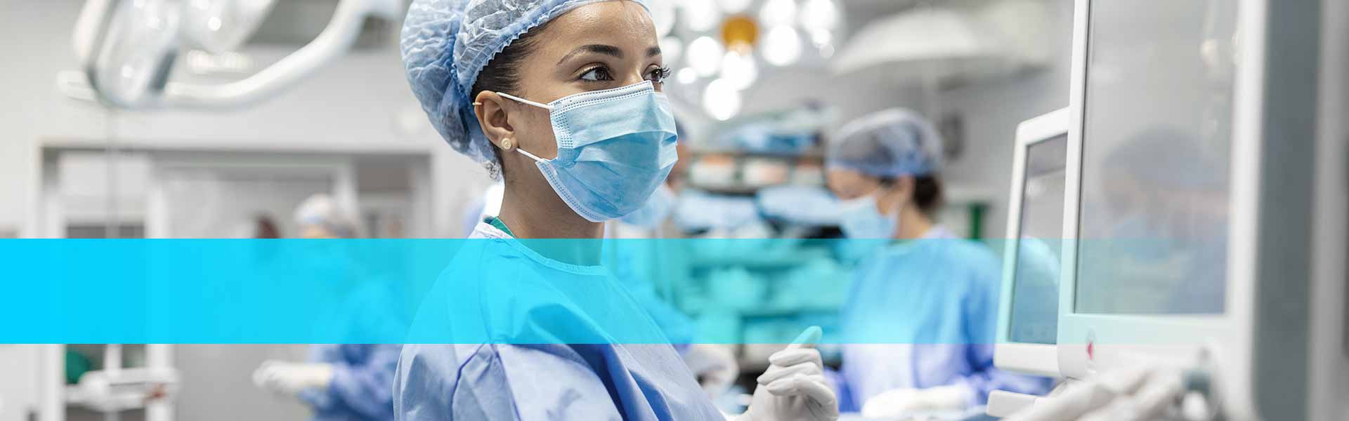 Kategorie Service Krankenhäuser - OP-Schwester prüft Monitor